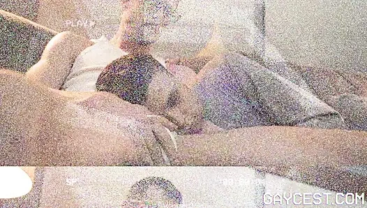 Bronz kaslı baba ikiz üvey oğlu Logan Cross'un açık havada prezervatifsiz