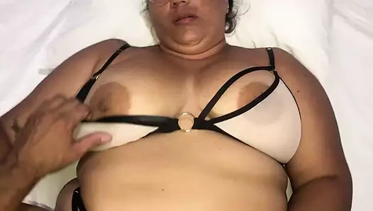 Aldatılan kocam beni kovuyor ve komşum bana yarağını emdiriyor ve yüzüme boşaltıyor