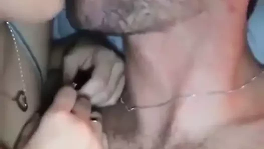 Çift daha önce hiç olmadığı kadar sert öpüşüyor