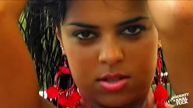 Büyük götlü Brezilyalı genç kız teknede sikiliyor ve yüze boşalma alıyor