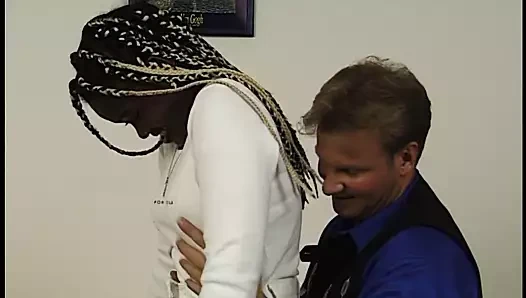 Schwarze in weissen Strapsen gefingert