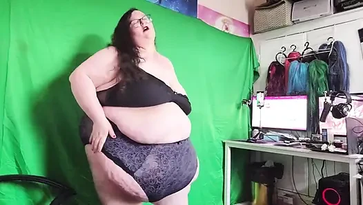 Ssbbw şehvetli hareketler ve striptiz