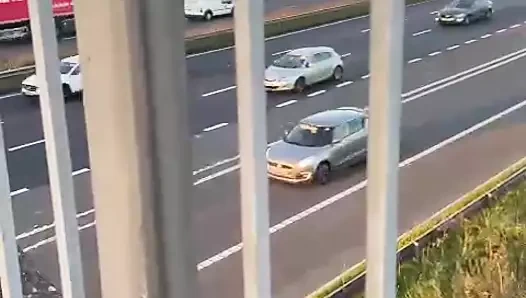 Erkek arkadaş İngiltere otoyol köprüsünde kız arkadaşını sikiyor