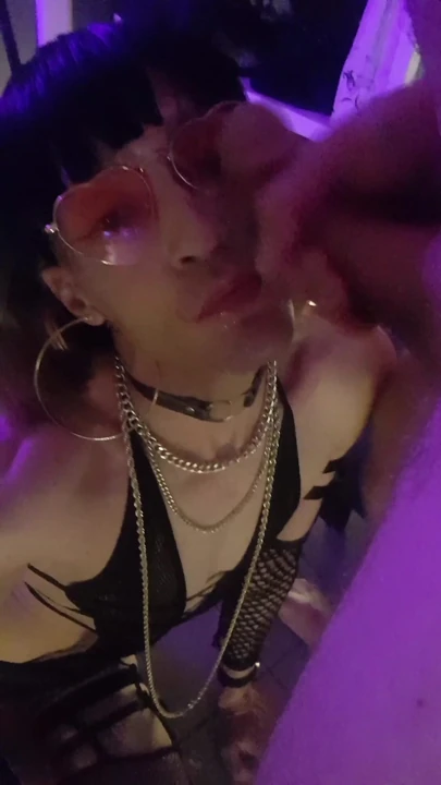 Oradaki mac'i kaldırımda sikişmeden önce sert sikişiyor❌️, tüm deliklerini bırakıyor. VanessaBitchx... | Klip 3