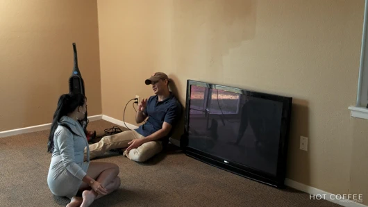 Kıvrımlı latin karısı kablo adamla kocasını aldatıyor