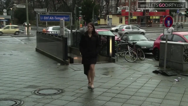 Ateşli kız sokakta sevgilisi tarafından bağlanıyor