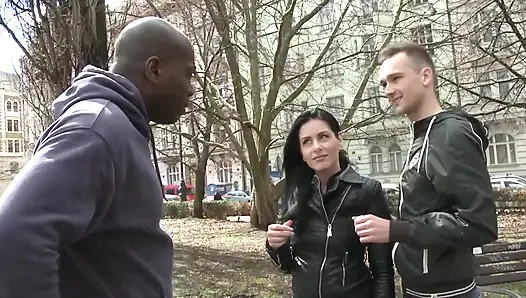 Esmer sürtük gavat kız arkadaş büyük zenci yarağıyla anal sikişmek istiyor