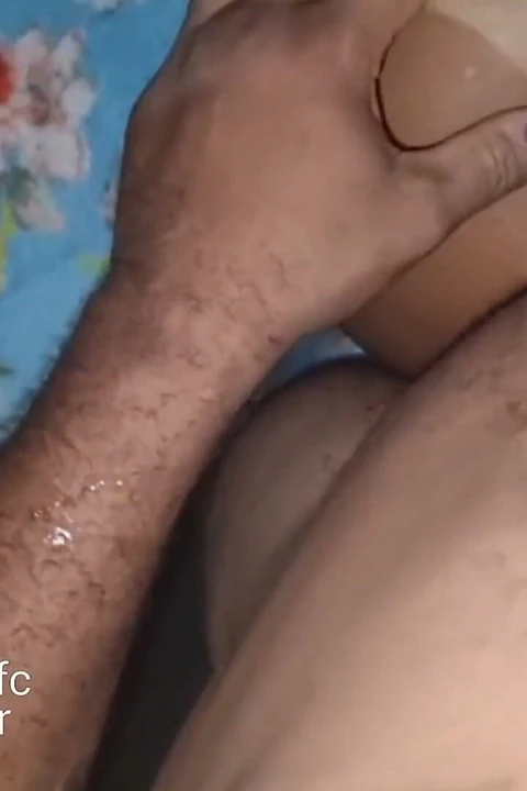 Üvey kız üvey babasını utangaçlıkla baştan çıkarıyor