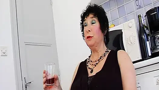 Tombul orta yaşlı seksi kadınlar çift takım aygır vahşi üçlü grup seks yapıyor