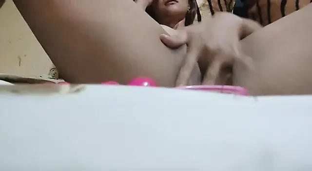 Asyalı orta yaşlı seksi kadın parmakları ve dildoyla vajinasını ıslatmaya çalışıyor