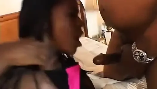 Çok seksi büyük memeli zenci kız çifte anal üçlü seks yapıyor