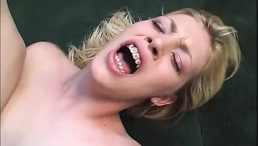 Sarışın orta yaşlı seksi kadın yarak emiyor ve sonra derinden sert sikiliyor