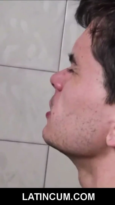 Amatör genç latino twink nakit için sikme yabancı içinde banyo | Klip 1