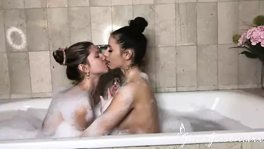 Lezbiyen bubbles sikme için the banyo