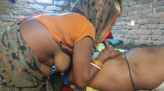 Pati ne apne patni ko romantic mood se chut ki chudai kiya  aur chut ka maza liya . Indian desi village hindi viral sex videos.