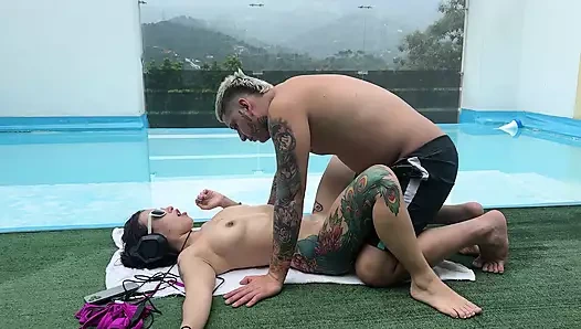 Havuz başında bir öğleden sonra ve şehirdeki en iyi otelde çok seks