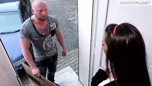 Badass esmer sikişmeyi ve emmeyi seviyor