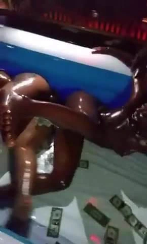 yağlanmış striptizci