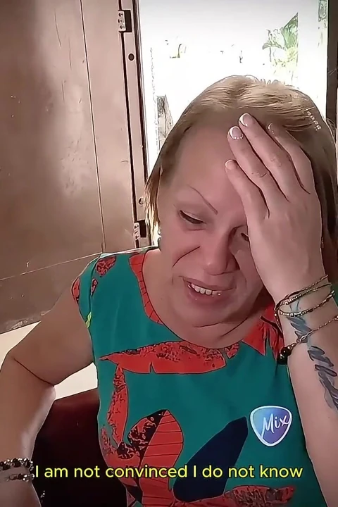 Üvey anne üvey oğlunun eşcinsel olduğunu keşfeder ve onu takma yarakla sert sikerek cezalandırır.