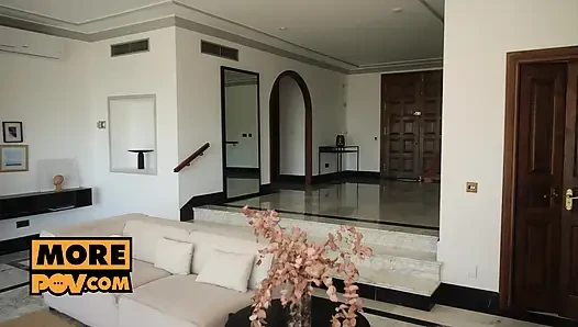 Angelika Greys hizmetçi Karina King'in neye ihtiyacı olduğunu biliyor