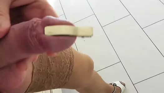 Güneşli bir öğleden sonra mutfakta yürümek