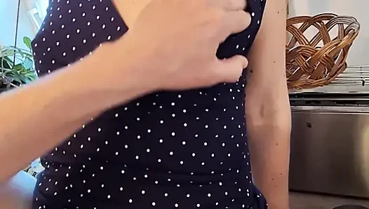 Mutfakta sert sikişen orta yaşlı seksi kadın fışkırtırken çok inliyor, götünü sikiyor, yalıyor ve mutfak aletini sokuyor