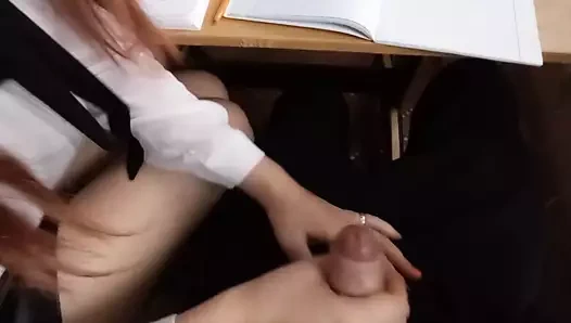 Liseli öğretmenin önünde sınıfta emdi