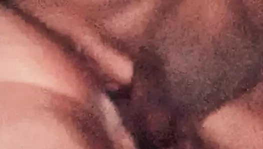 Karanlık garajda, evli kadın iyi donanımlı adamın yarağına döllenmek ve şehvetle fışkırtmak için mola veriyor