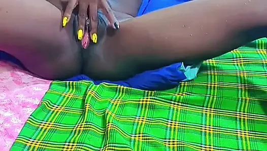 Pembe amcığım. Faturalarımı ödememe yardım et