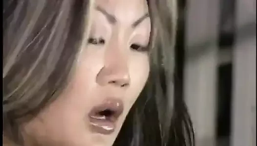 Spor ayakkabılı sevimli Asyalı sürtük yarağa biniyor ve spor salonundan sonra dölleniyor