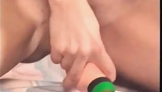 Büyük memeli orta yaşlı seksi kadın amını dildoyla dolduruyor