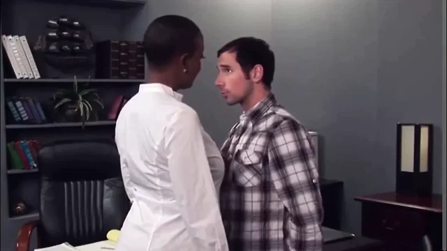 Директор и секс студентов в офисе