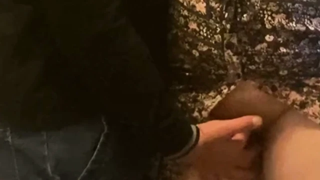 Yaşlı Adamın Metroda Parmaklaması