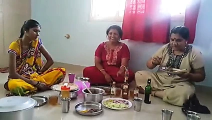 Köy teyzeleri şarap içiyor ve davranışlarını görüyor....