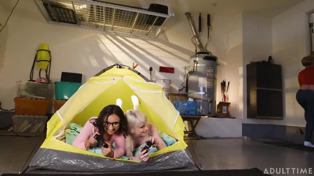 Oopsie -trans hatun izzy wilde cis women ile 3'lü seks yapıyor
