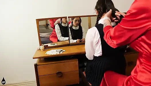 Üvey anne üniversiteli kız Mila'yı soyunma masasında yakalıyor yüzüne tokat atma cezası wmv