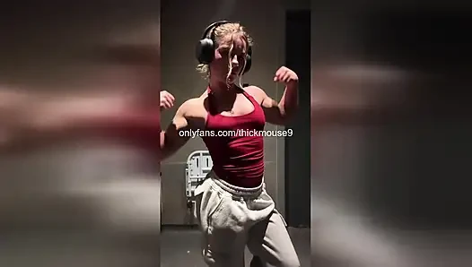 Tiktok kazası: kaslı 18 yaşındaki kız ıslak amcığını canlı olarak teşhir ediyor!