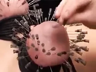 göğüslerinde iğneler