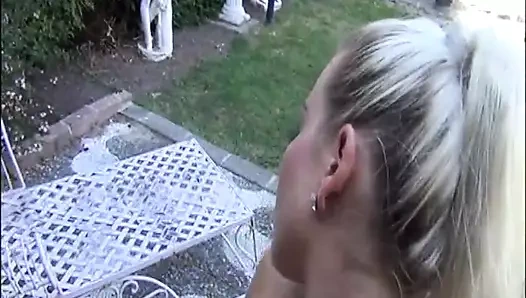 Bir günlük porno yıldızı sarışın genç lucie ona mastürbasyon yapıyor