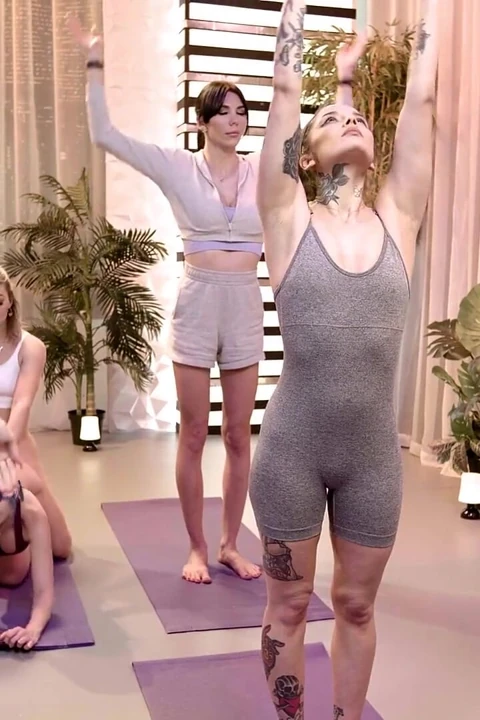 Transfixed - Sıcak Trans Yoga Eğitmeni Emma Rose Sınıfta Jewelz Blu'yu Sikiyor