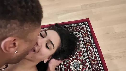 Kız arkadaşımın amcığı büyük zenci yarağı yüzünden ıslanıyor