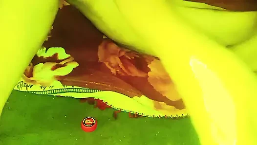 Bir kadın evi temizlerken seks havasına bürünüyor