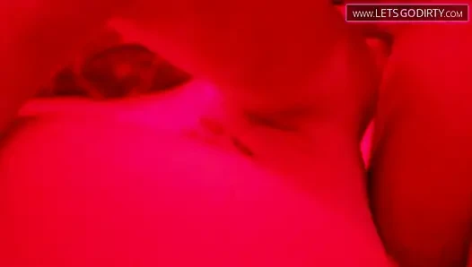 Ateşli kız sertçe emdikten ve bindikten sonra yarak dölünü emiyor