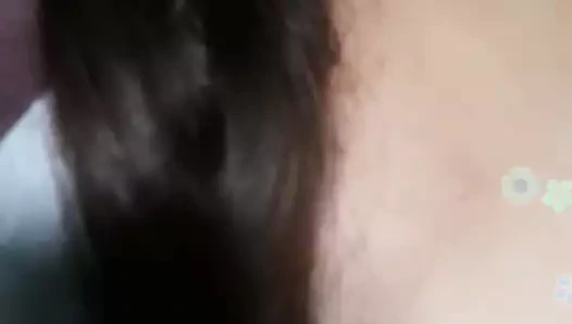 Hintli adam karısının kıçını canlı yayında gösteriyor