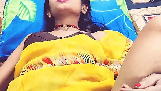 Büyük üvey kız kardeşim kızdı, tek kişilik yatağı paylaştık, tam Hintçe ses