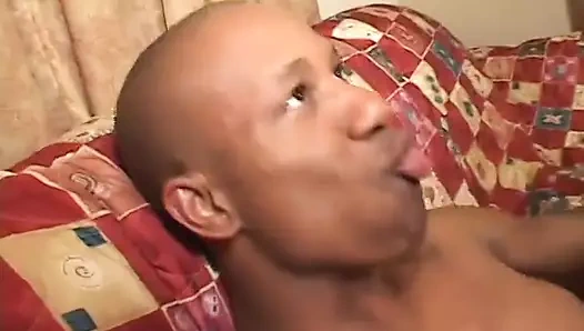 Büyük memeli zenci götlü kaltak areolas ve büyük bacaklar amcığını siktiriyor