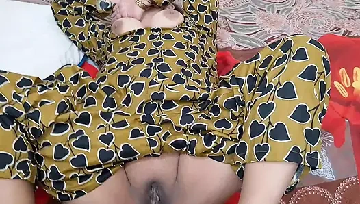 Üvey oğul odasında yalnızdı ve pantolonunu çıkarıyor ve mastürbasyon yapıyor