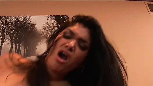 Mükemmel götlü yağlanmış güzellik amcığını siktiriyor