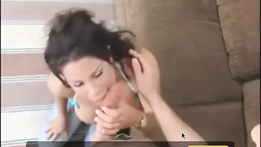 Tıraşlı teri weigel kanepede piercingleriyle sikişiyor