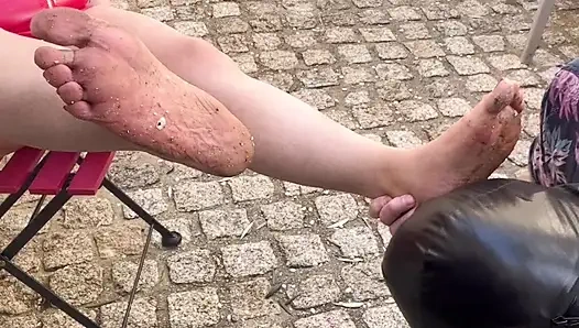 Kirli ayaklarımı temizliyordum...